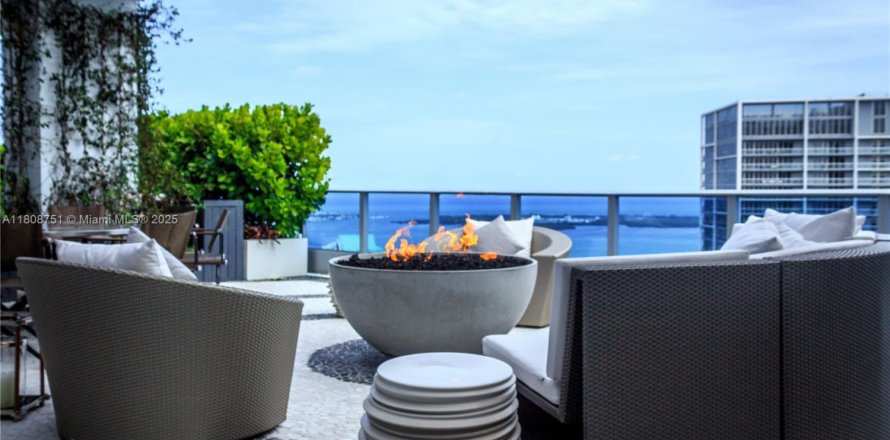 Condo in Miami, Florida, 3 bedrooms  № 1749896