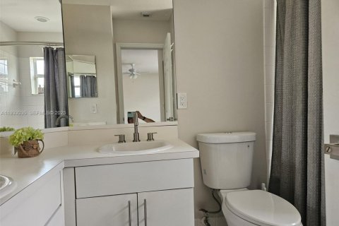 Снять в аренду таунхаус в Пемброк-Пайнс, Флорида 3 спальни, 117.34м2, № 1991814 - фото 25