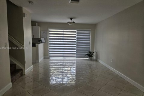Снять в аренду таунхаус в Пемброк-Пайнс, Флорида 3 спальни, 117.34м2, № 1991814 - фото 9