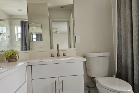 Снять в аренду таунхаус в Пемброк-Пайнс, Флорида 3 спальни, 117.34м2, № 1991814 - фото 23