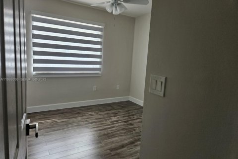 Снять в аренду таунхаус в Пемброк-Пайнс, Флорида 3 спальни, 117.34м2, № 1991814 - фото 16