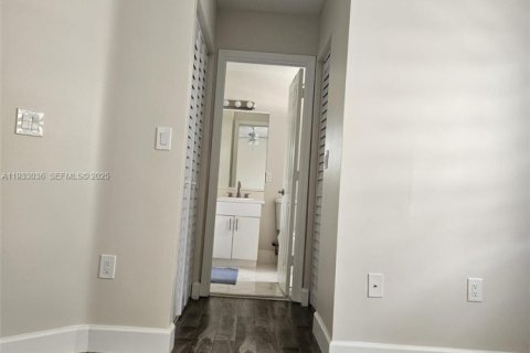 Снять в аренду таунхаус в Пемброк-Пайнс, Флорида 3 спальни, 117.34м2, № 1991814 - фото 22