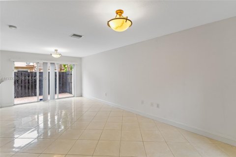 Снять в аренду таунхаус в Пемброк-Пайнс, Флорида 3 спальни, 117.34м2, № 1991814 - фото 6