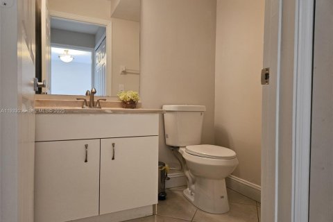 Снять в аренду таунхаус в Пемброк-Пайнс, Флорида 3 спальни, 117.34м2, № 1991814 - фото 27