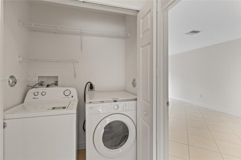 Снять в аренду таунхаус в Пемброк-Пайнс, Флорида 3 спальни, 117.34м2, № 1991814 - фото 30