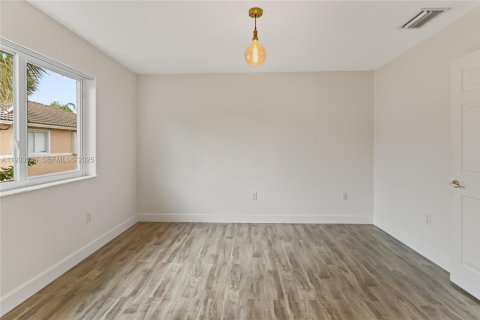 Снять в аренду таунхаус в Пемброк-Пайнс, Флорида 3 спальни, 117.34м2, № 1991814 - фото 15