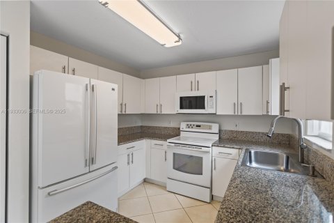 Снять в аренду таунхаус в Пемброк-Пайнс, Флорида 3 спальни, 117.34м2, № 1991814 - фото 2