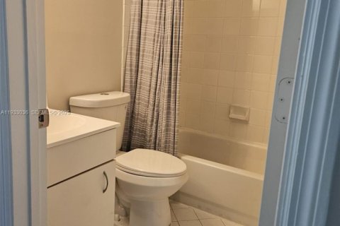 Снять в аренду таунхаус в Пемброк-Пайнс, Флорида 3 спальни, 117.34м2, № 1991814 - фото 28