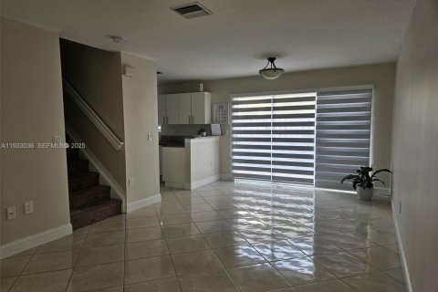 Снять в аренду таунхаус в Пемброк-Пайнс, Флорида 3 спальни, 117.34м2, № 1991814 - фото 29