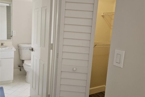 Снять в аренду таунхаус в Пемброк-Пайнс, Флорида 3 спальни, 117.34м2, № 1991814 - фото 24