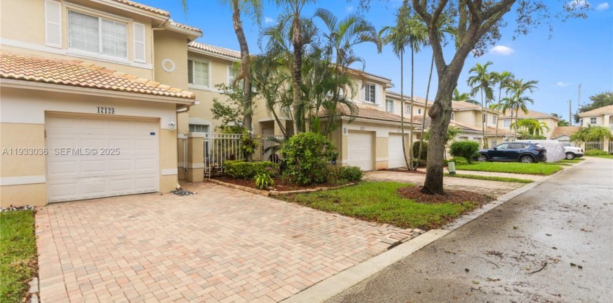 Таунхаус в Пемброк-Пайнс, Флорида 3 спальни, 117.34м2 № 1991814