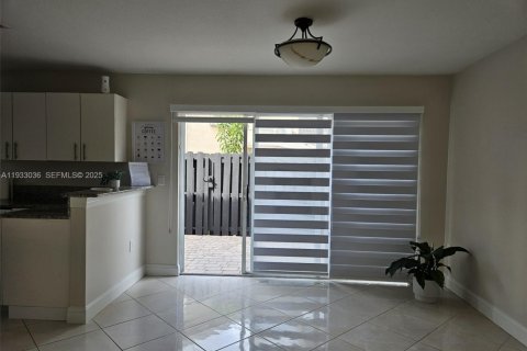 Снять в аренду таунхаус в Пемброк-Пайнс, Флорида 3 спальни, 117.34м2, № 1991814 - фото 7