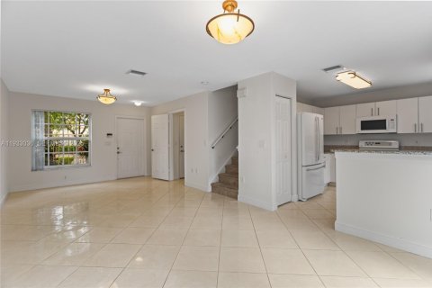 Снять в аренду таунхаус в Пемброк-Пайнс, Флорида 3 спальни, 117.34м2, № 1991814 - фото 10