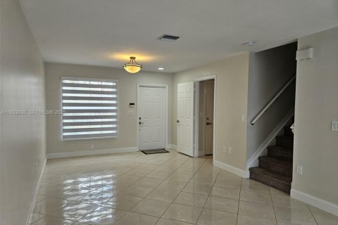 Снять в аренду таунхаус в Пемброк-Пайнс, Флорида 3 спальни, 117.34м2, № 1991814 - фото 5