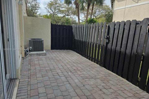 Снять в аренду таунхаус в Пемброк-Пайнс, Флорида 3 спальни, 117.34м2, № 1991814 - фото 12