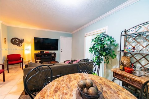 Condo in Miami, Florida, 1 bedroom № 1989387 - photo 11