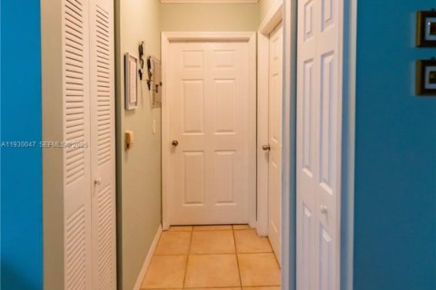 Condo in Miami, Florida, 1 bedroom № 1989387 - photo 5