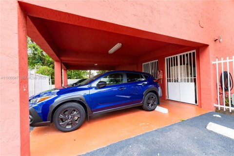 Condo in Miami, Florida, 1 bedroom № 1989387 - photo 25