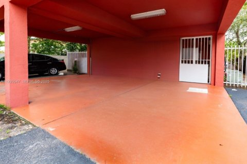 Condo in Miami, Florida, 1 bedroom № 1989387 - photo 24