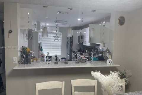 Touwnhouse à vendre à Pembroke Pines, Floride: 3 chambres, 136.75 m2 № 2003933 - photo 4