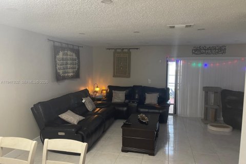 Touwnhouse à vendre à Pembroke Pines, Floride: 3 chambres, 136.75 m2 № 2003933 - photo 3