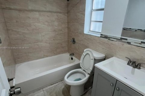 Apartamento en alquiler en Miami, Florida, 1 dormitorio, 236.53 m2 № 1951819 - foto 17