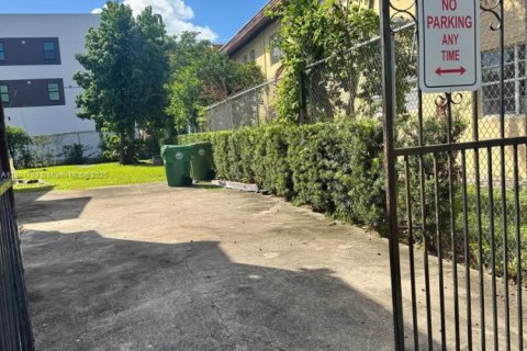 Apartamento en alquiler en Miami, Florida, 1 dormitorio, 236.53 m2 № 1951819 - foto 5