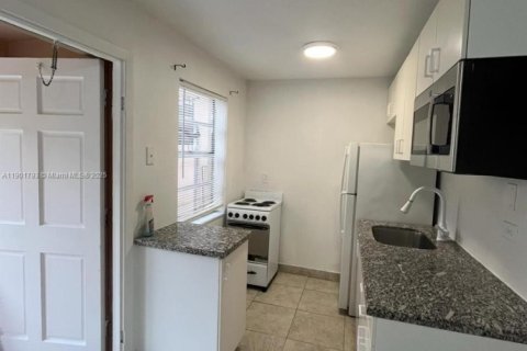 Apartamento en alquiler en Miami, Florida, 1 dormitorio, 236.53 m2 № 1951819 - foto 11