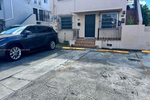 Apartamento en alquiler en Miami, Florida, 1 dormitorio, 236.53 m2 № 1951819 - foto 3