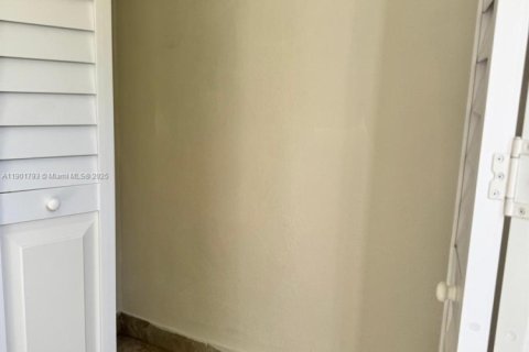 Apartamento en alquiler en Miami, Florida, 1 dormitorio, 236.53 m2 № 1951819 - foto 16