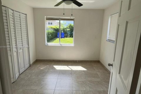 Apartamento en alquiler en Miami, Florida, 1 dormitorio, 236.53 m2 № 1951819 - foto 15