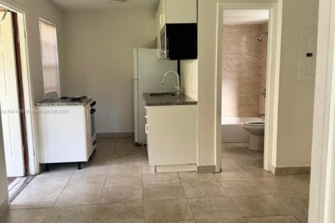 Apartamento en alquiler en Miami, Florida, 1 dormitorio, 236.53 m2 № 1951819 - foto 12