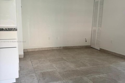 Apartamento en alquiler en Miami, Florida, 1 dormitorio, 236.53 m2 № 1951819 - foto 13