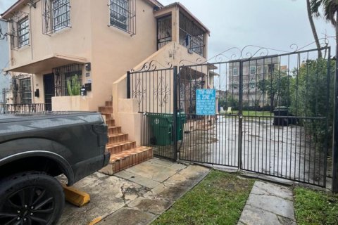 Apartamento en alquiler en Miami, Florida, 1 dormitorio, 236.53 m2 № 1951819 - foto 4