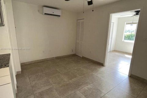 Apartamento en alquiler en Miami, Florida, 1 dormitorio, 236.53 m2 № 1951819 - foto 14
