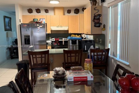 Villa ou maison à louer à Miami, Floride: 3 chambres, 198.81 m2 № 2023299 - photo 5