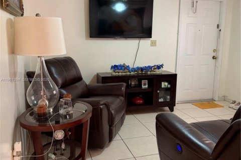 Villa ou maison à louer à Miami, Floride: 3 chambres, 198.81 m2 № 2023299 - photo 4