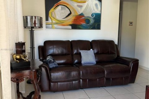 Villa ou maison à louer à Miami, Floride: 3 chambres, 198.81 m2 № 2023299 - photo 2