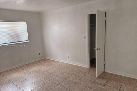 Снять в аренду квартиру в Лодерхилл, Флорида 2 спальни, 317.91м2, № 1957988 - фото 5