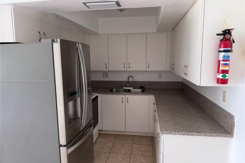 Снять в аренду квартиру в Лодерхилл, Флорида 2 спальни, 317.91м2, № 1957988 - фото 2