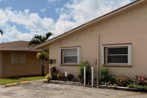 Снять в аренду квартиру в Лодерхилл, Флорида 2 спальни, 317.91м2, № 1957988 - фото 1