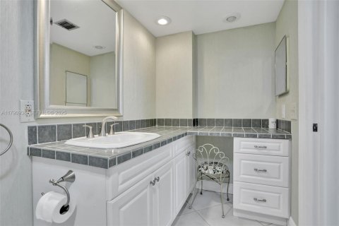 Copropriété à vendre à Pompano Beach, Floride: 3 chambres, 150.5 m2 № 2186009 - photo 29