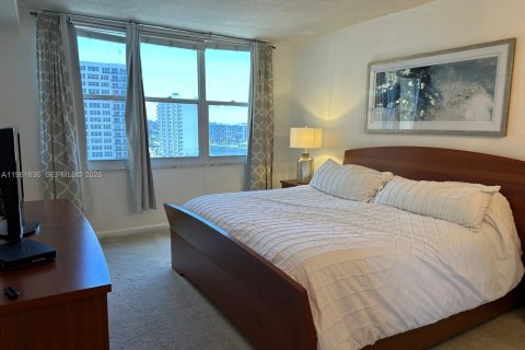 Condo in Hollywood, Florida, 1 bedroom  № 2024485 - photo 5