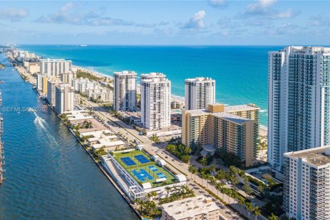 Condo in Hollywood, Florida, 1 bedroom  № 2024485 - photo 2