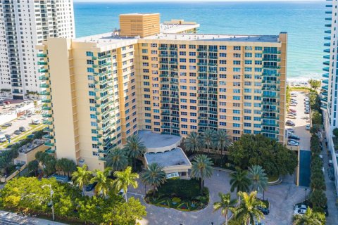 Condo in Hollywood, Florida, 1 bedroom  № 2024485 - photo 3