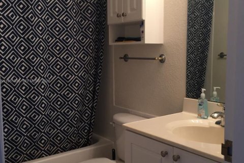 Condo in Hollywood, Florida, 1 bedroom  № 2024485 - photo 16