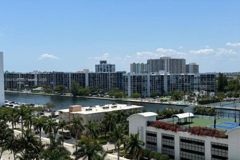 Condo in Hollywood, Florida, 1 bedroom  № 2024485 - photo 15