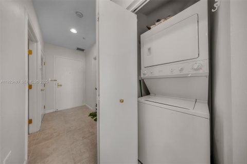 Condominio en venta en North Bay Village, Florida, 1 dormitorio, 76.92 m2 № 1982289 - foto 12