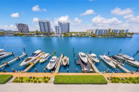 Condominio en venta en North Bay Village, Florida, 1 dormitorio, 76.92 m2 № 1982289 - foto 1