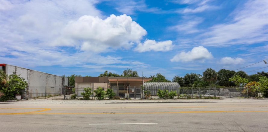 Commercial property in Pompano Beach, Florida № 2083514